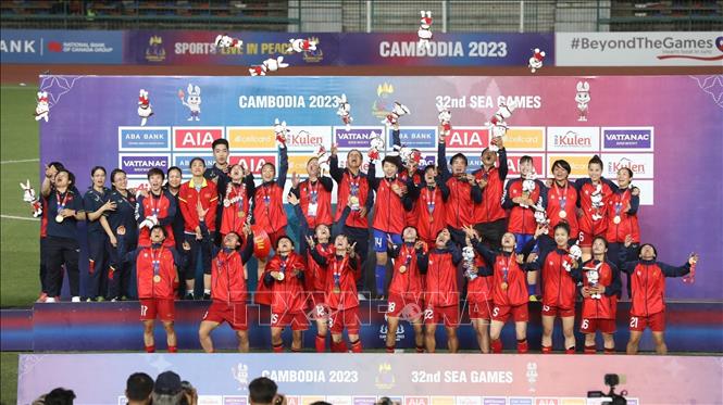 Đội tuyển bóng đá nữ Việt Nam xuất sắc giành HCV, lập kỷ lục là đội đầu tiên vô địch 4 kỳ SEA Games liên tiếp và 8 lần vô địch tại các kỳ Đại hội thể thao khu vực. Đây là cơ hội mở ra để đội tuyển bước tiếp trên con đường chinh phục những đỉnh cao trong thời gian tới. Ảnh: TTXVN