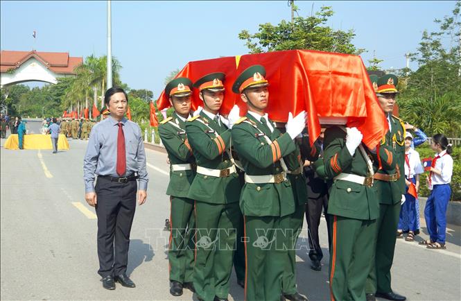 Lãnh đạo tỉnh Quảng Trị đón nhận hài cốt liệt sĩ hy sinh tại nước bạn Lào trở về quê hương, ngày 17/5. Ảnh: TTXVN phát