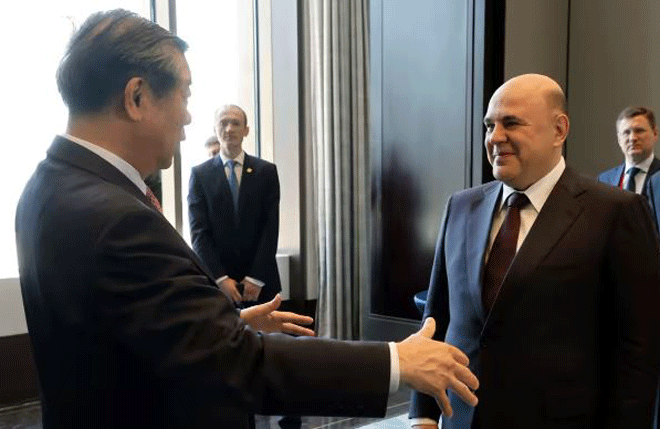 Phó Thủ tướng Trung Quốc Hà Lập Phong (bên trái) tiếp Thủ tướng Nga Mikhail Mishustin tại Diễn đàn doanh nghiệp Trung Quốc - Nga tại Thượng Hải ngày 23-5. Ảnh: Reuters