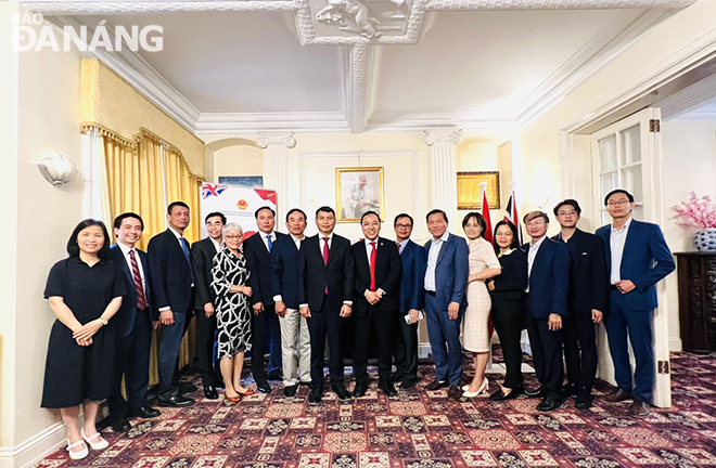 The delegation of Da Nang and leaders of the Vietnamese Embassy in the UK posing for a group photo