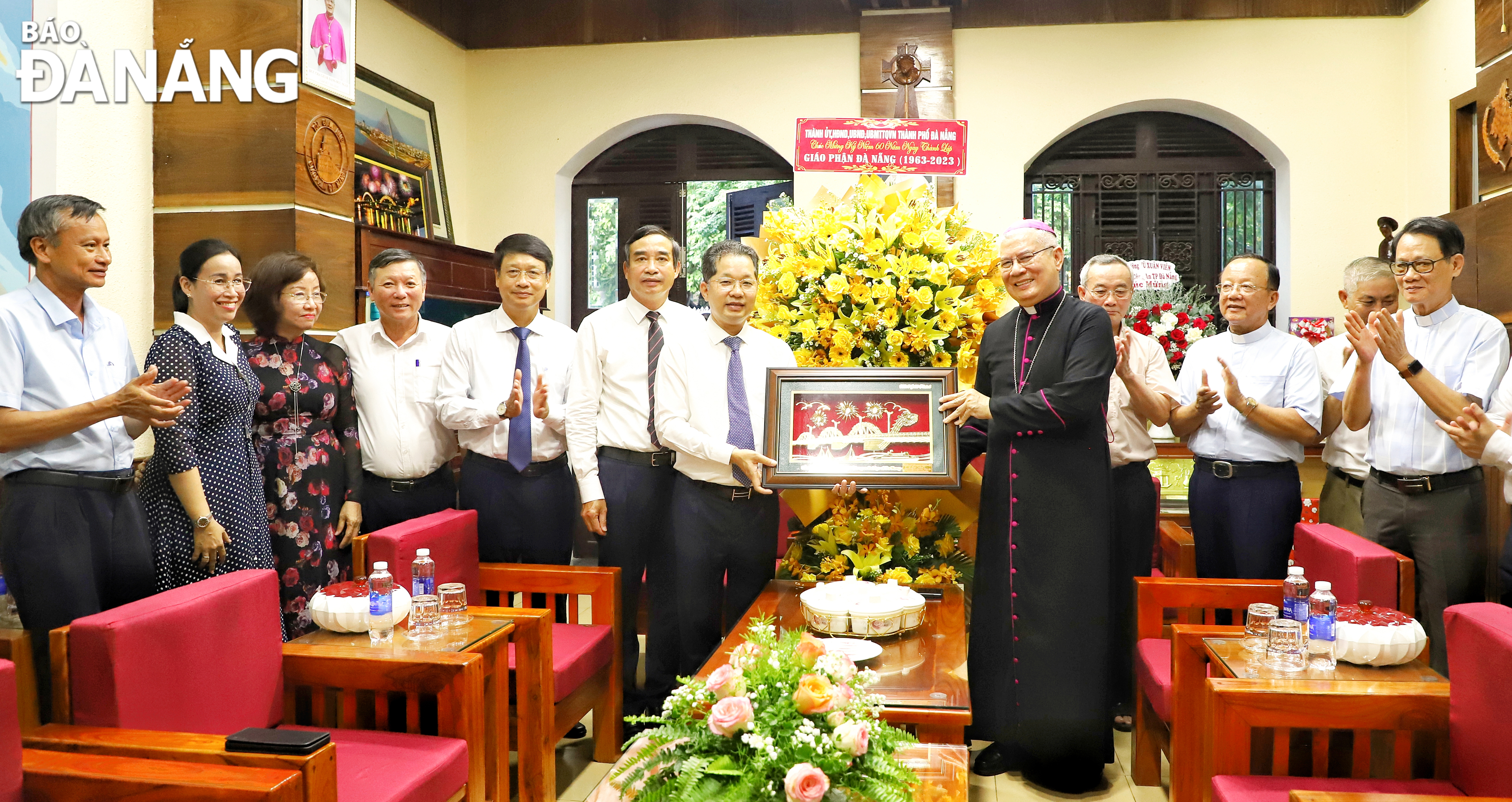 Secretary of the Da Nang Party Committee Nguyen Van Quang (7th, left) presents flowers to congratulate the Diocese of Da Nang on the occasion of its 60th birthday. Photo: NGOC PHU