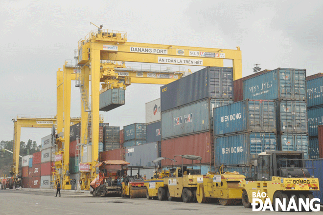 Loading and unloading activities are observed at the Tien Sa Port. Photo: T.L