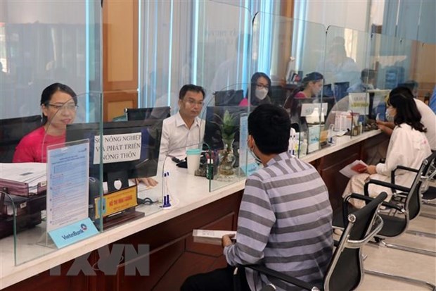 Giải quyết thủ tục hành chính tại Trung tâm Hành chính công tỉnh Thừa Thiên-Huế. (Ảnh: Đỗ Trưởng/TTXVN)