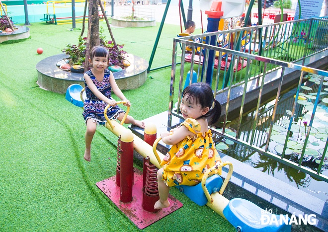 The campus of the newly-built kindergarten is equipped with swings, slides and ball houses.