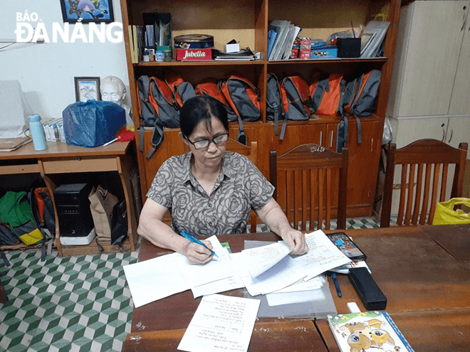 Teacher Ha Thi Thanh prepared a lesson plan in a late afternoon.