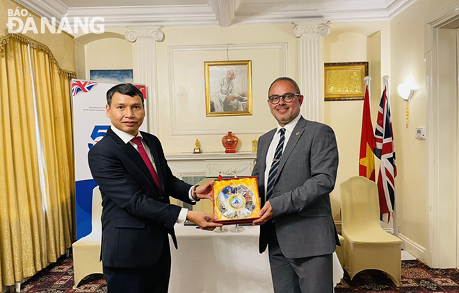 Da Nang People's Committee Standing Vice Chairman Ho Ky Minh (on the left) presenting a souvenir gift to a representative of the Birmingham City government.