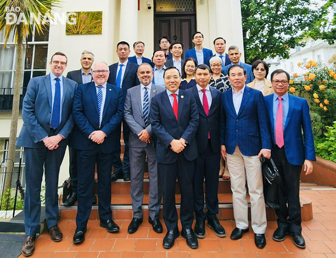 Representatives of Da Nang and Birmingham City posing for a group photo