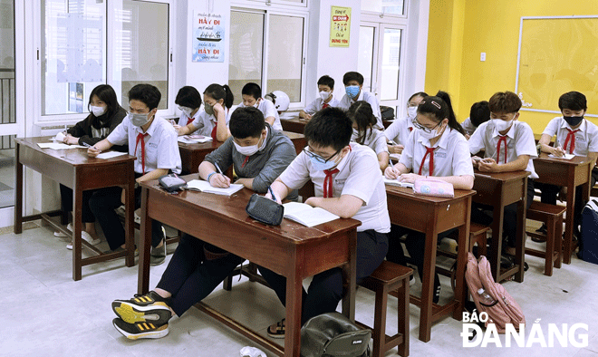 Học sinh Trường THCS Trưng Vương (quận Hải Châu) nỗ lực ôn tập cho kỳ thi tuyển sinh lớp 10 sắp đến. Ảnh: NGỌC HÀ