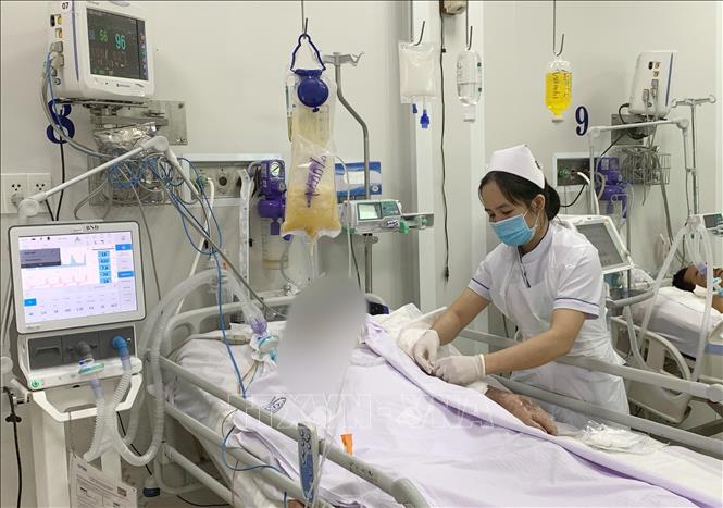 Nhân viên y tế Bệnh viện Chợ Rẫy chăm sóc, tích cực cho bệnh nhân ngộ độc Botulinum. Ảnh tư liệu: TTXVN phát