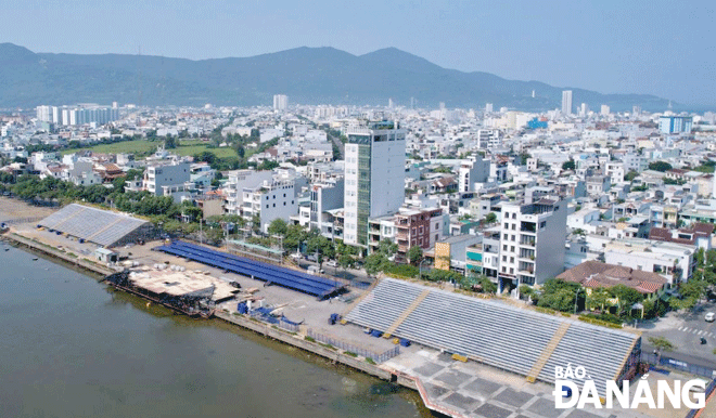 Up to now, DIFF viewing stands along the eastern bank of the Han River have basically been installed. Photo: NHAT HA