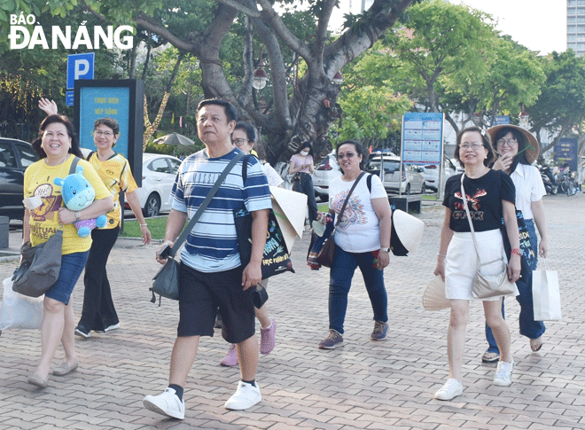 During the forthcoming Da Nang International Fireworks Festival 2023, visitors have many options to watch the fireworks displays. IN THE PHOTO: Tourists going for a stroll along Bach Dang Street. Photo: N.H