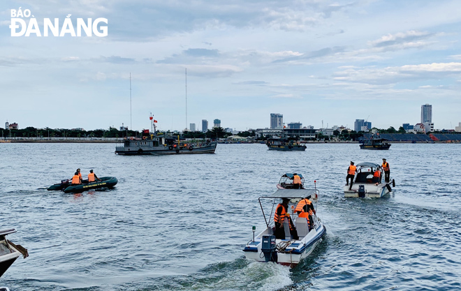 Boats and canoes of the Da Nang Border Guard perform the task of ensuring security and order on the Han River during the fireworks festival.