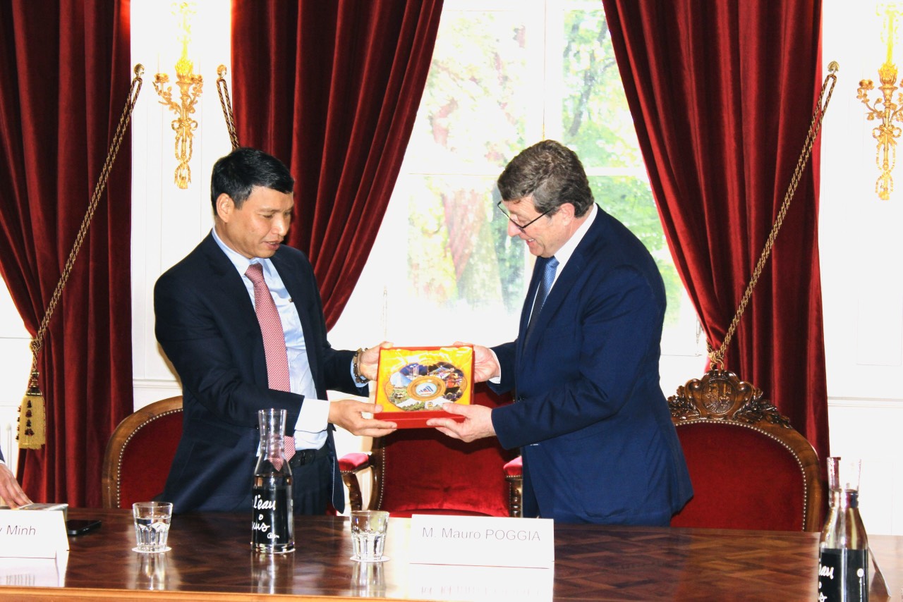 Standing Vice Chairman of the Da Nang People's Committee Ho Ky Minh (left) presenting a souvenir to the leader of the government of the Canton of Geneva