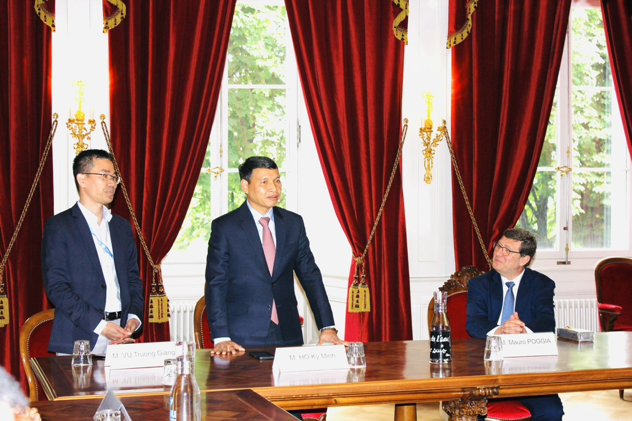 Vice Chairman Ho Ky Minh (second, left) speaking at the meeting