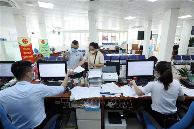 Người dân đến nộp hồ sơ tại Trung tâm Phục vụ hành chính công tỉnh Lạng Sơn. Ảnh minh họa: Anh Tuấn/TTXVN