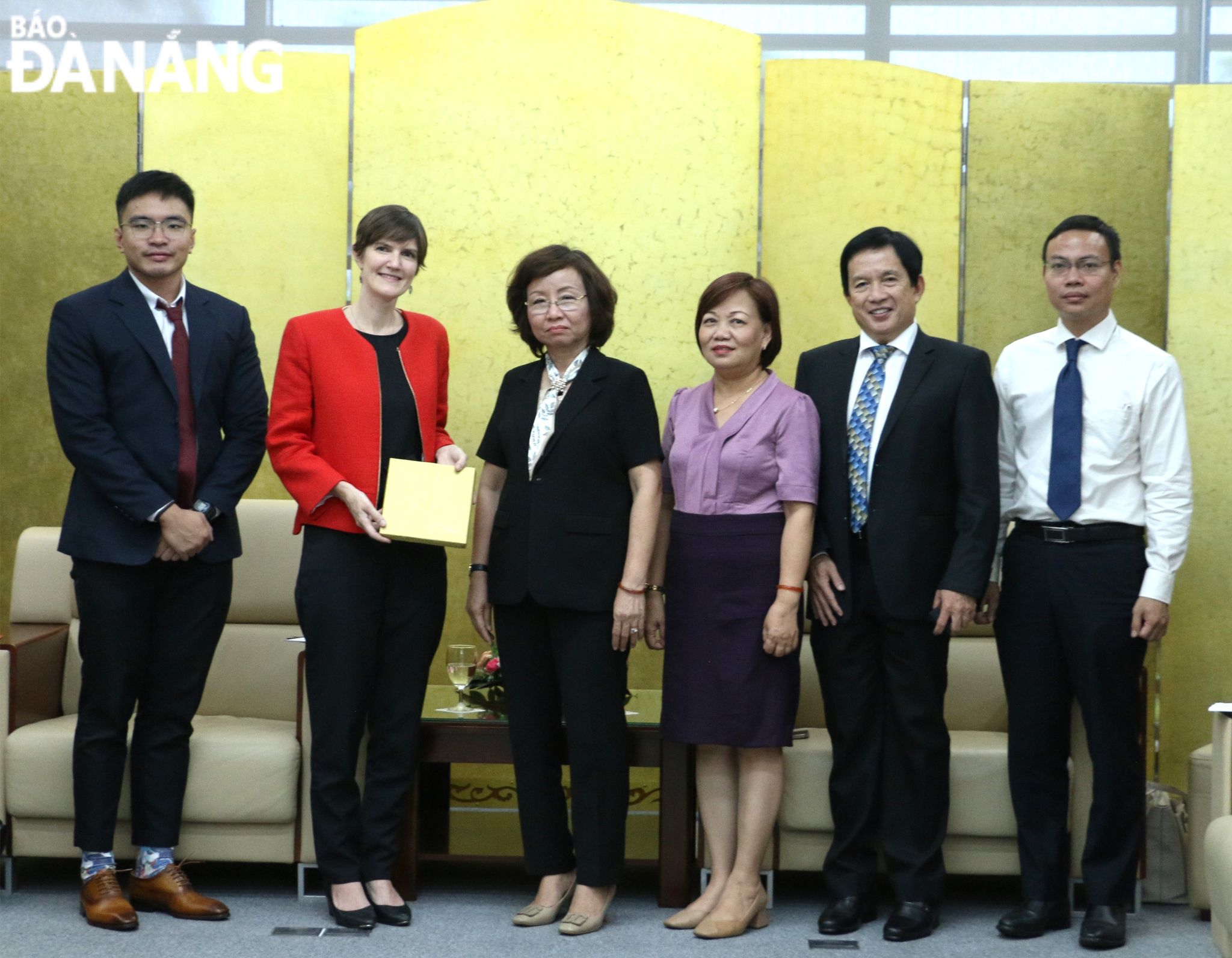 Vice Chairwoman of the Da Nang People's Committee Ngo Thi Kim Yen (4th, right) and Consul General of the UK in Ho Chi Minh City Emily Hamblin (2nd, left) posing for a souvenir photo. Photo: T.PHUONG