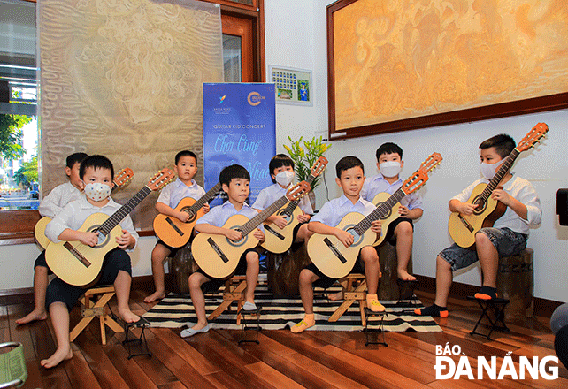 Một tiết mục biểu diễn guitar cổ điển của các học viên nhí tại chương trình Danang guitar kid concert. Ảnh: T.Y