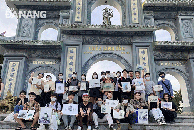Các thành viên CLB Urban Sketchers - DAU lưu giữ khoảnh khắc qua tranh ký họa tại chùa Linh Ứng, Sơn Trà. Ảnh: NVCC