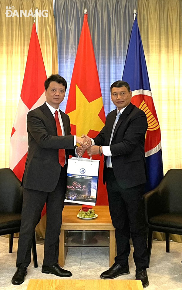 Vice Chairman of the Da Nang People's Committee Ho Ky Minh (right) presenting a souvenir to the leader of the Embassy of Viet Nam in Switzerland.