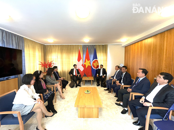 The meeting between leaders of Da Nang delegation and the Embassy of Viet Nam in Switzerland