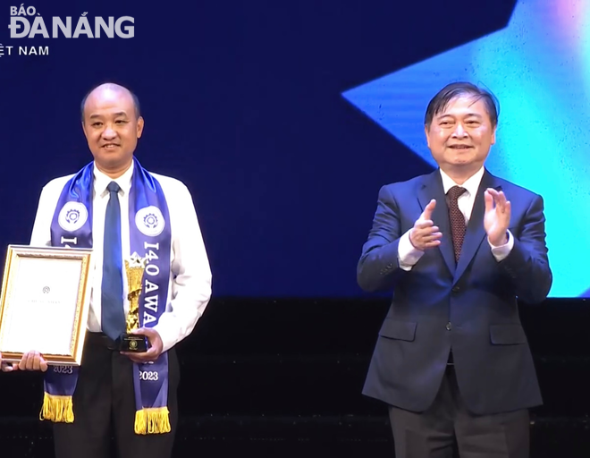 Phó Chủ tịch UBND thành phố Lê Quang Nam (trái) nhận giải thưởng tại hạng mục “Top tổ chức/địa phương tiêu biểu chủ động thực hiện cách mạng công nghiệp 4.0 và chuyển đổi số”. Ảnh: M.Q