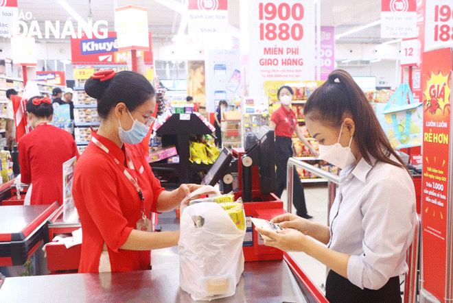 Businesses need to actively connect with distributors, look for opportunities to expand consumption markets and promote the value of their goods. People are seen shopping at the Go! Da Nang supermarket. Photo: VAN HOANG