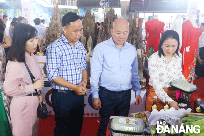  Fairs and trade promotion programmes create opportunities for businesses to coordinate production and trade. The Director of Trade Promotion Department Vu Ba Phu (2nd from the right) visits the Quang Nam product fair that has just taken place in Da Nang. Photo: V.H