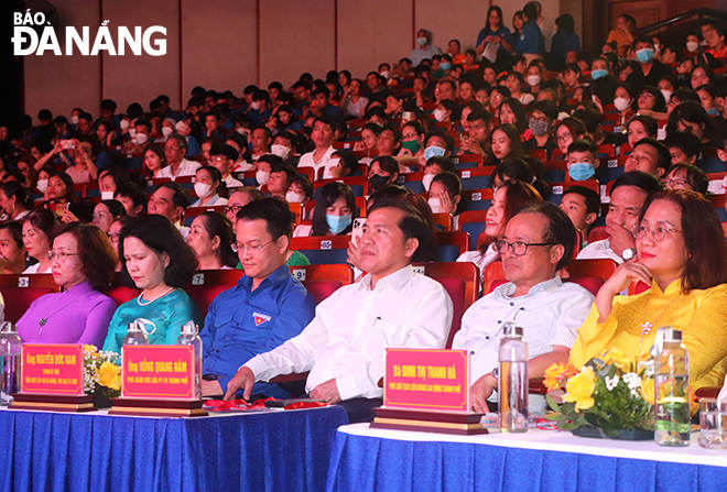 The Da Nang Newspaper is one of the co-organisers of the programme. In the photo: Editor-in-Chief of the Da Nang Newspaper Nguyen Duc Nam (3rd, right) attending the programme. Photo: X.D