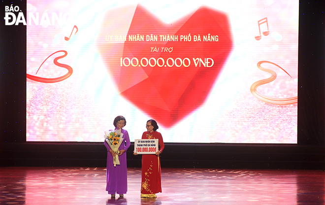 Vice Chairman of the Da Nang People's Committee Ngo Thi Kim Yen (left), on behalf of the municipal People's Committee, presenting VND100 million to the ‘Human Warmth’ Fund. Photo: X.D