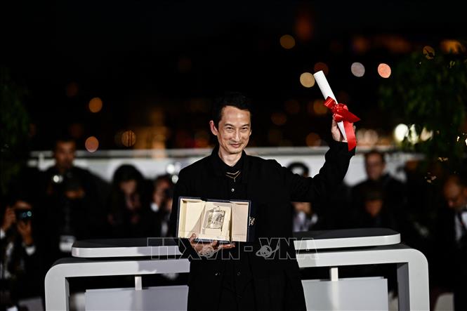 Đạo diễn Trần Anh Hùng đoạt giải Đạo diễn xuất sắc nhất cho bộ phim 