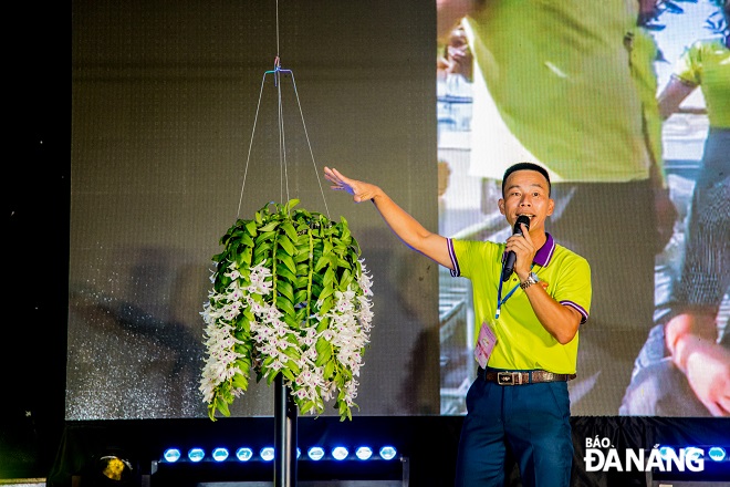 The exciting atmosphere was recorded at the orchid auction 