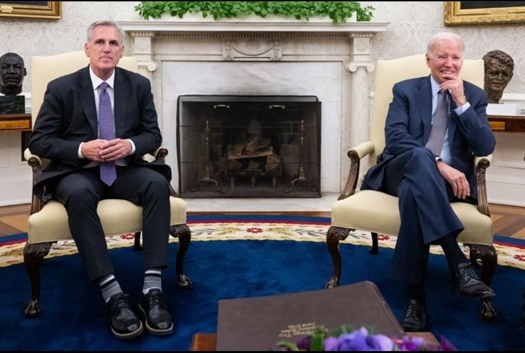 Chủ tịch Hạ viện Mỹ Kevin McCarthy (bên trái) trong cuộc đàm phán về trần nợ công với Tổng thống Joe Biden vào ngày 22-5. Ảnh: AFP