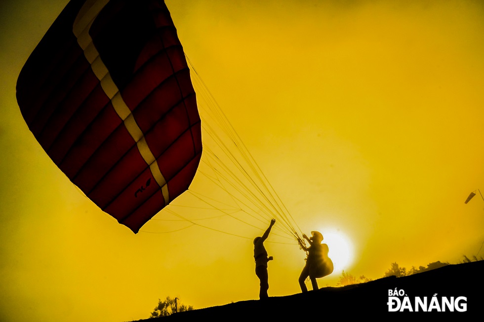 Businesses that have completed the relevant procedures have been licenced by the municipal Department of Culture and Sports to be eligible for non-motorised paragliding activities o the Son Tra Peninsula.