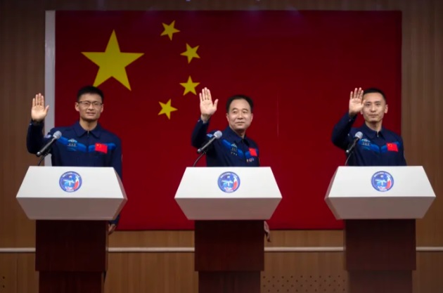 Các phi hành gia Trung Quốc sẽ được đưa lên trạm vũ trụ bằng tàu Thần Châu-16 sắp tới (từ trái sang): Gui Haichao, Jing Haipeng và Zhu Yangzhu. Ảnh: AP