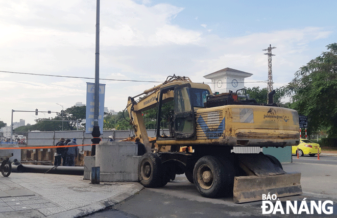 Một đơn vị thi công rào chắn ngã tư đường Hồ Xuân Hương - Võ Nguyên Giáp gây khó khăn cho lưu thông.  Ảnh: T.L