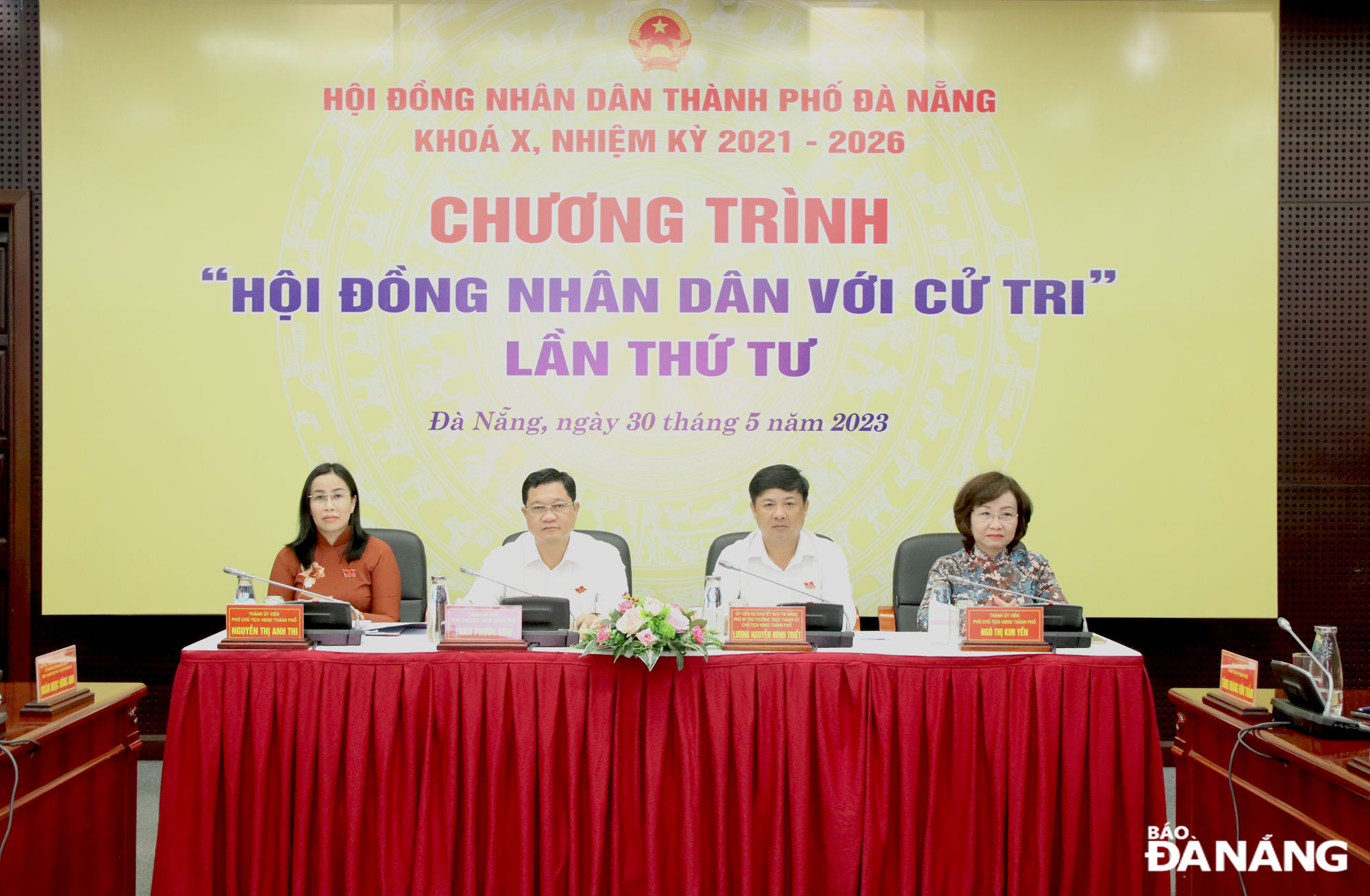 Ủy viên dự khuyết Trung ương Đảng, Phó Bí thư Thường trực Thành ủy, Chủ tịch HĐND thành phố Lương Nguyễn Minh Triết (thứ 2, phải sang) cùng với các Phó Chủ tịch HĐND thành phố Trần Phước Sơn (thứ 2, trái sang), Nguyễn Thị Anh Thi (ngoài cùng bên trái) và Phó Chủ tịch UBND thành phố Ngô Thị Kim Yến (ngoài cùng, bên phải) đồng chủ trì Chương trình 