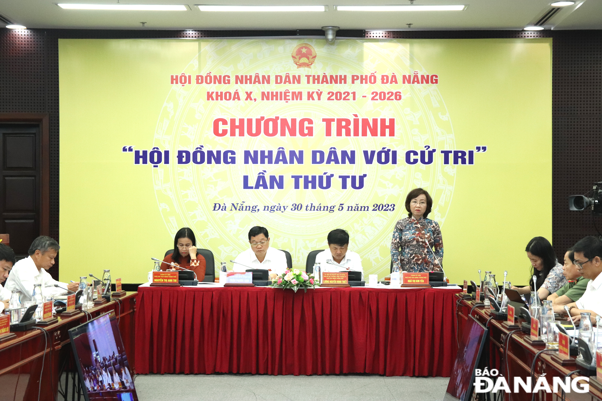 Phó Chủ tịch UBND thành phố Ngô Thị Kim Yến giải trình tại Chương trình. Ảnh: TRỌNG HUY