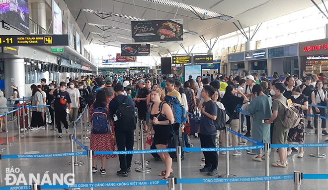 Passengers check in at Da Nang International Airport. Photo: LAN - HOANG