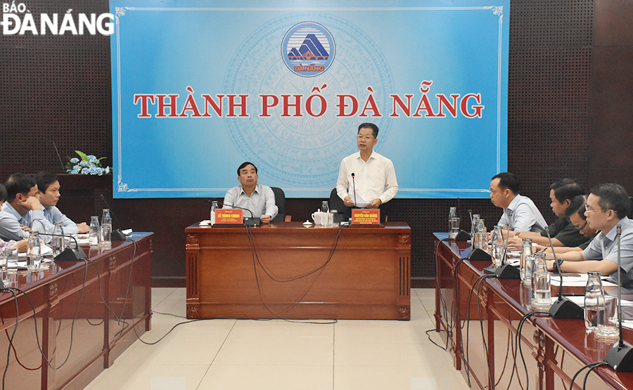 Secretary of the Da Nang Party Committee Nguyen Van Quang (standing) requires relevant units, departments and agencies to ensure absolute safety for the forthcoming DIFF 2023. Photo: THU HA