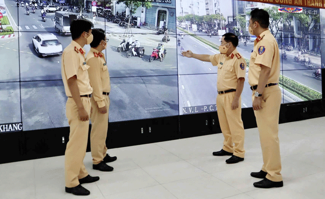 The Traffic Police Division under the Da Nang Police Department deploys a plan to ensure traffic order and safety during DIFF 2023. Photo: L.H.