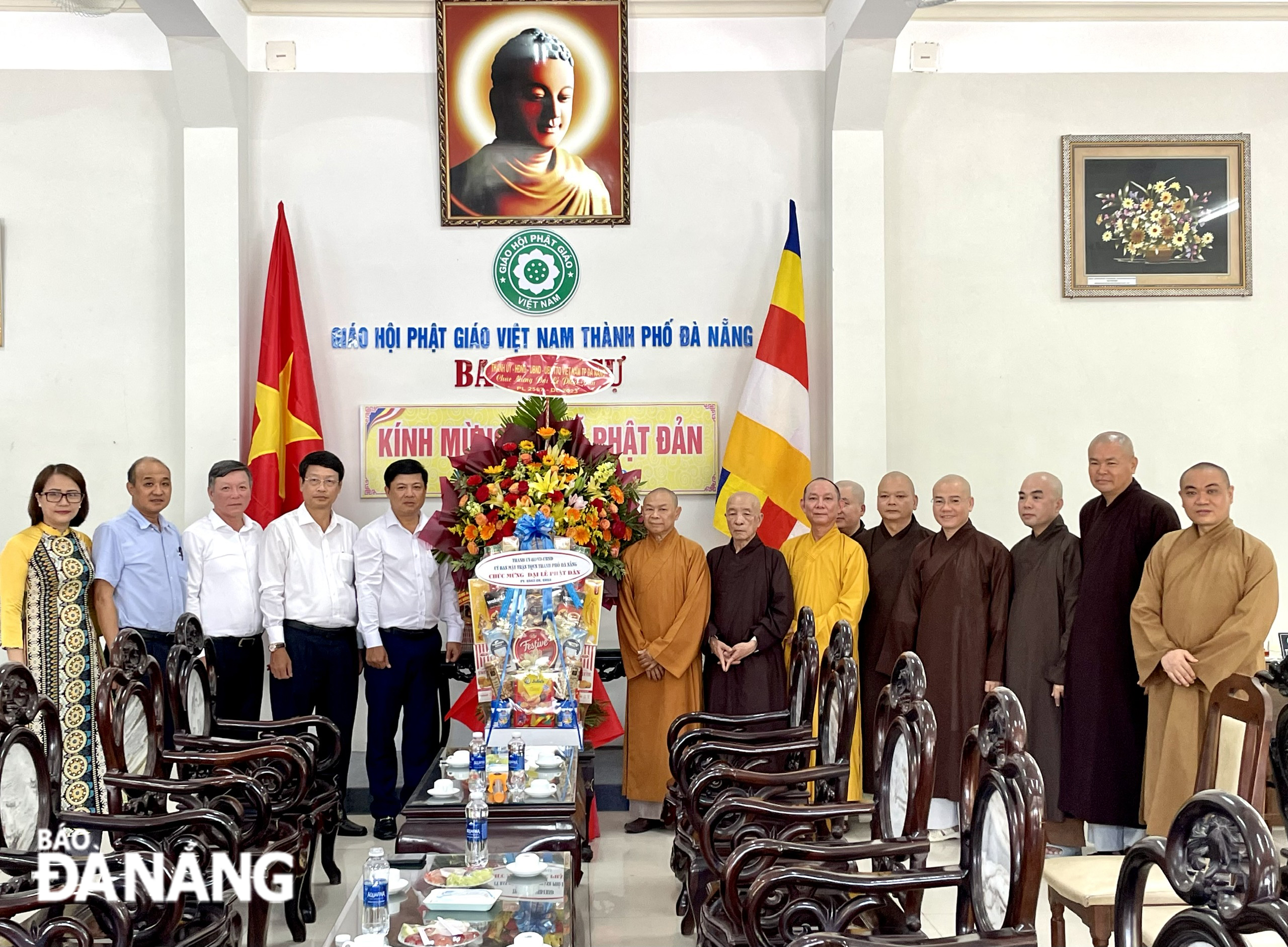 Phó Bí thư Thường trực Thành ủy Lương Nguyễn Minh Triết (thứ 5, trái sang) cùng lãnh đạo thành phố tặng hoa chúc mừng Ban Trị sự giáo hội Phật giáo thành phố nhân đại lễ Phật đản 2022. Ảnh: N.QUANG