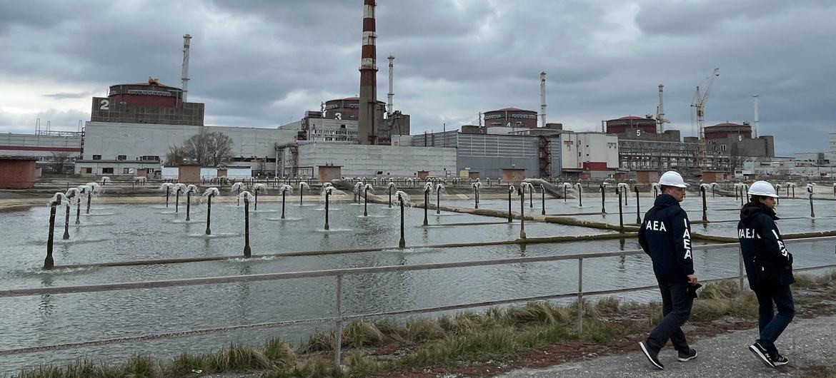 Các chuyên gia IAEA đi kiểm tra nhà máy điện hạt nhân Zaporizhzhya. Ảnh: Báo Tin tức