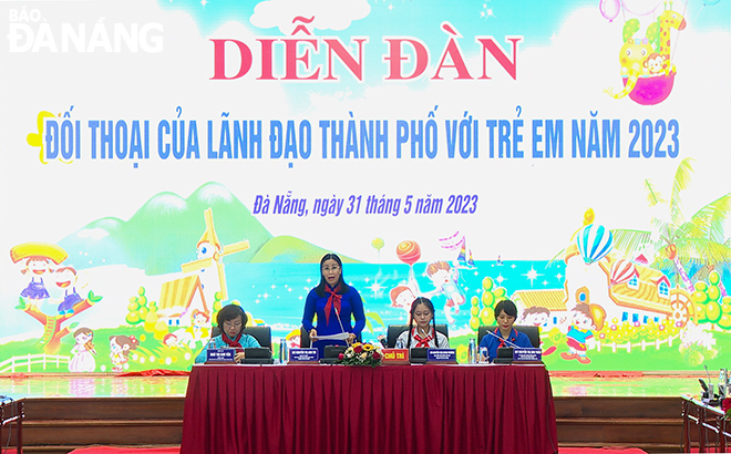 Phó Chủ tịch HĐND thành phố Nguyễn Thị Anh Thi và Phó Chủ tịch UBND thành phố Ngô Thị Kim Yến cùng đại diện lãnh đạo Thành Đoàn, Hội đồng thiếu nhi thành phố đồng chủ trì diễn đàn. Ảnh: X.D