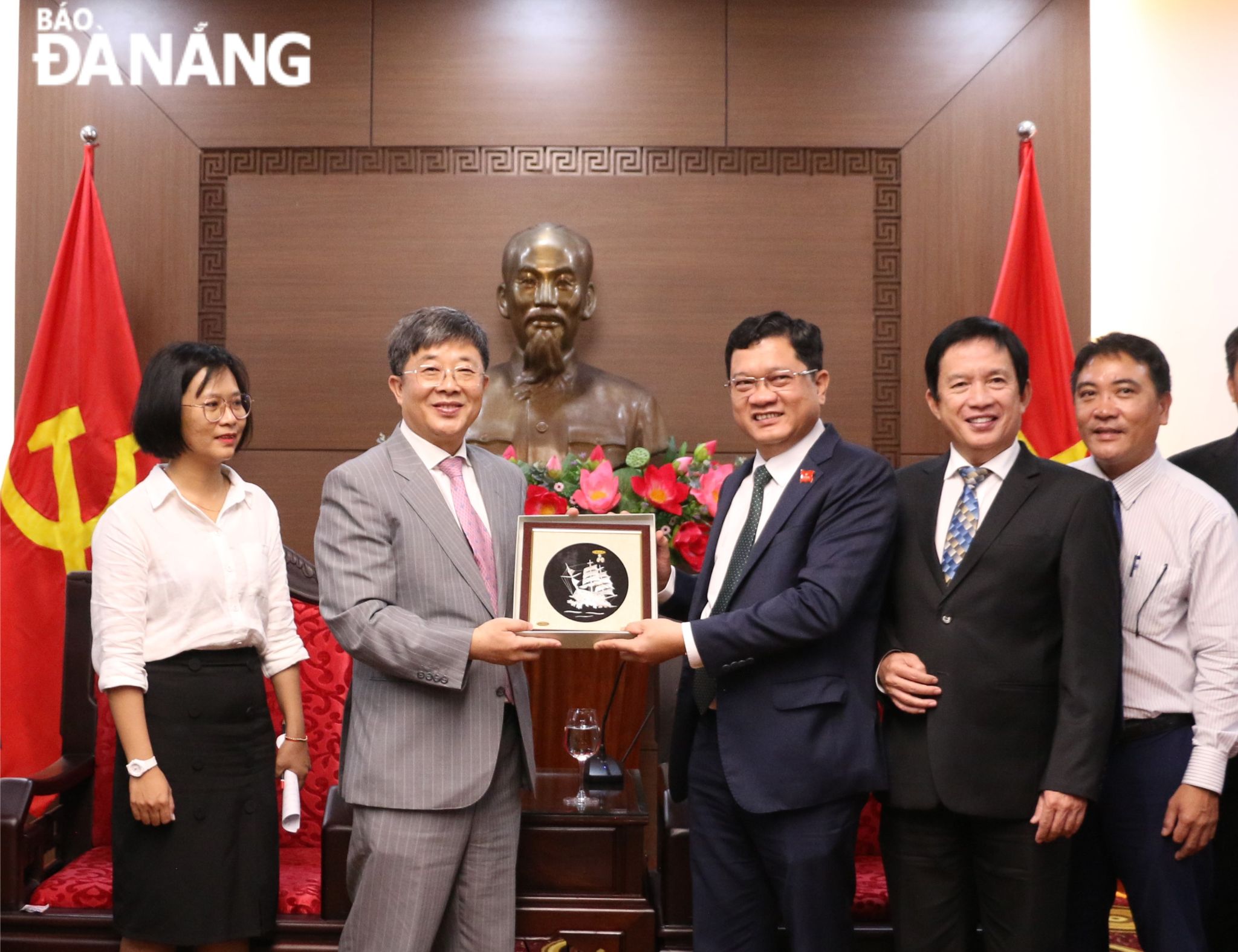 Vice Chairman of the Standing Committee of the Congress of People's Deputies of Dalian City (2nd, left) presents a souvenir to Vice Chairman of the Da Nang People's Council Tran Phuoc Son (3rd, right). Photo: T.PHUONG