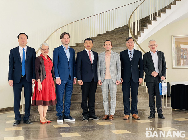 Representatives from the Da Nang delegation and Frankfurt government posing for a group photo