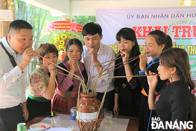 Tourists enjoyed Ruou Can Phu Tuc at the launching ceremony of Ta Lang - Gian Bi village community based tourism spot located in Hoa Bac Commune. Photo: V.T.L