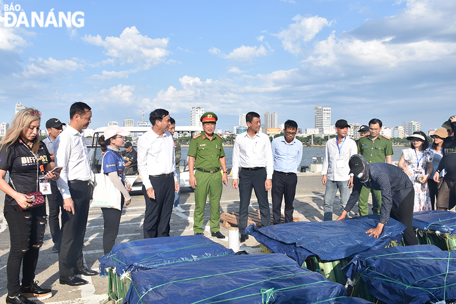 Kiểm tra khu vực lắp đặt pháo Chủ tịch UBND thành phố yêu cầu các đơn vị phải bảo đảm an toàn trong suốt quá trình lắp đặt pháo Ảnh: NHẬT HẠ