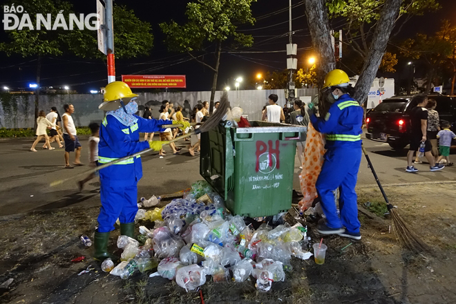 Nỗ lực thu gom rác, dọn vệ sinh sau đêm pháo hoa