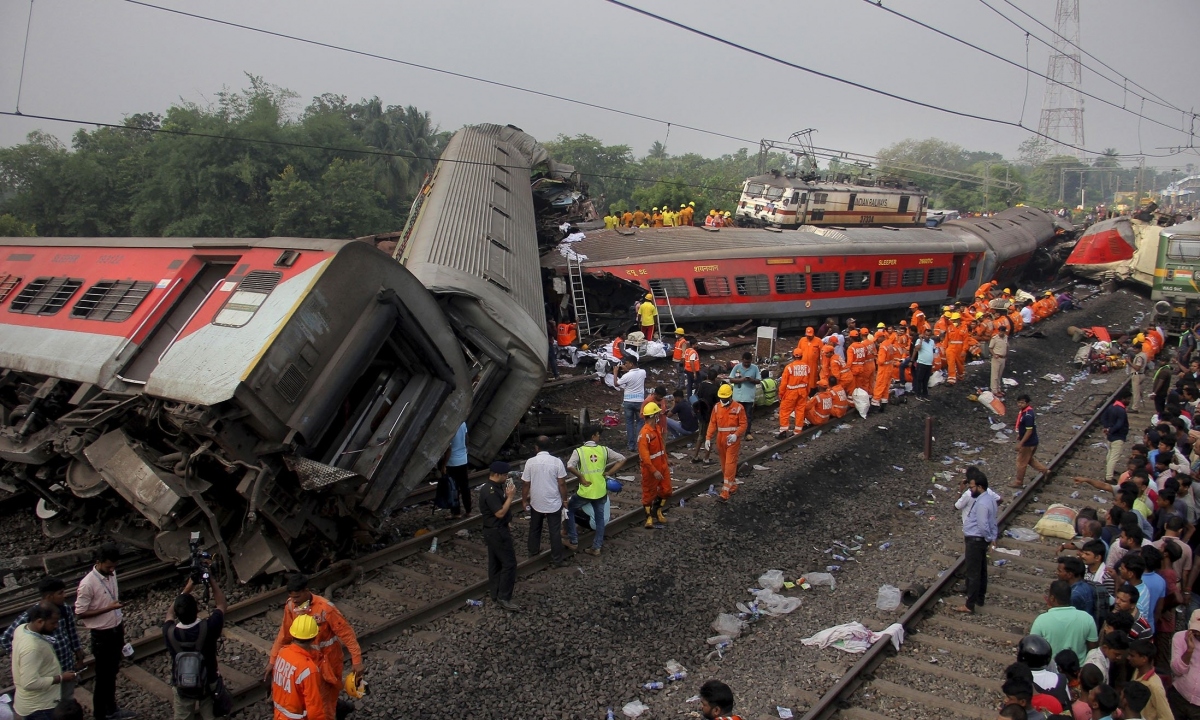 Tìm ra nguyên nhân vụ tai nạn đường sắt thảm khốc tại Ấn Độ