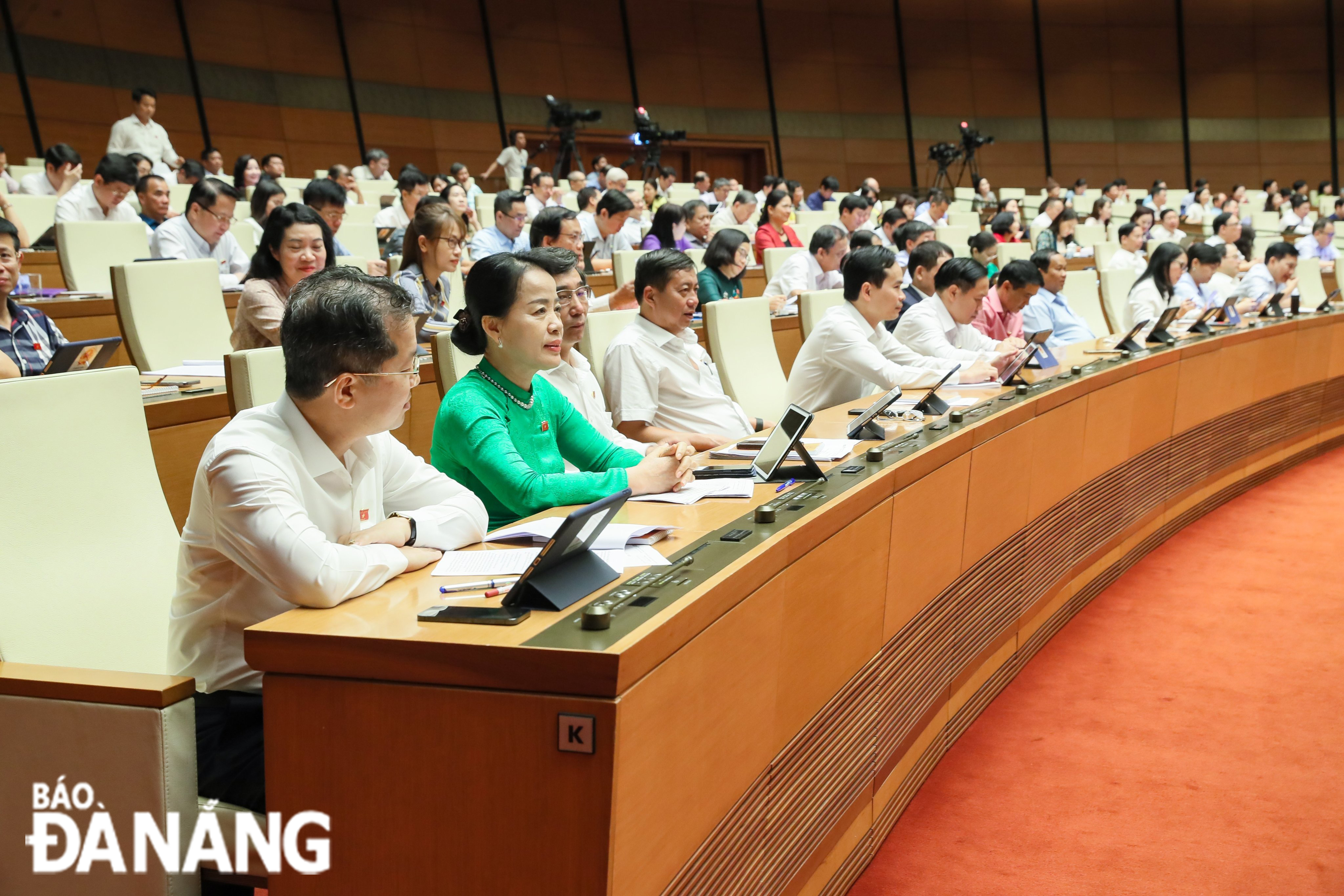 Ủy viên Trung ương Đảng, Bí thư Thành ủy, Trưởng đoàn đại biểu Quốc hội thành phố Nguyễn Văn Quảng (ngoài cùng, hàng đầu) cùng các đại biểu Quốc hội thành phố dự buổi thảo luận tại hội trường ngày 1-6. Ảnh: VŨ HƯNG